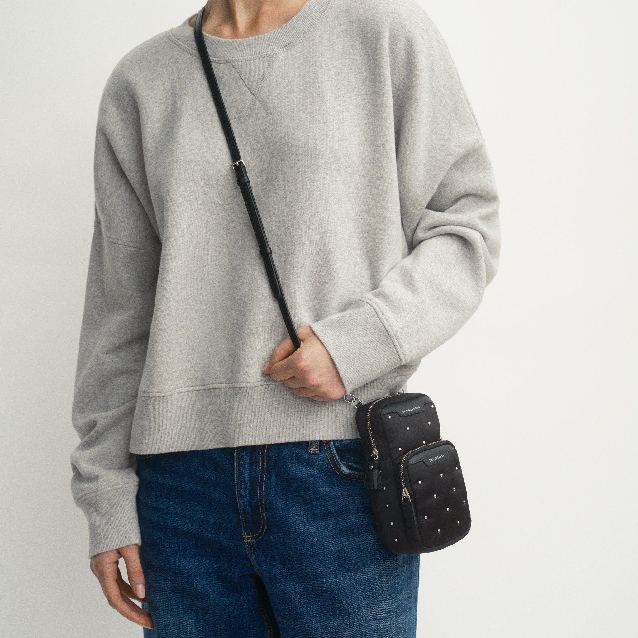 ANYA HINDMARCH Essentials CrossbodyStuds 【公式通販】