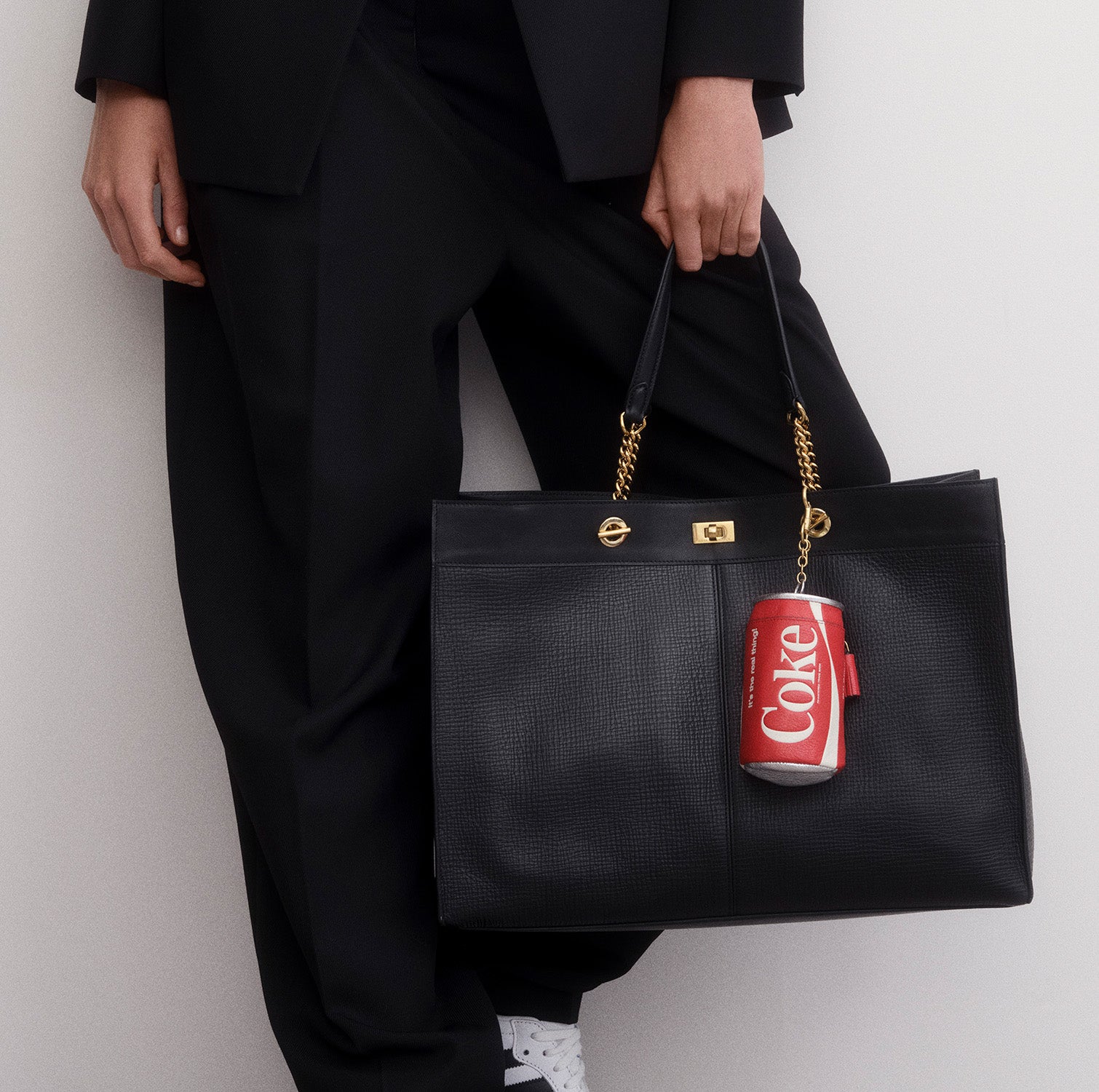 Mortimer Eyelet Chain Tote -

          
            Crosshatch Leather in Black -
          

          Anya Hindmarch EU
