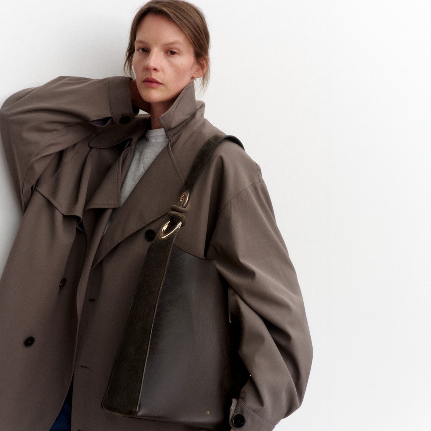 Ringo Chesterfield Shoulder Bag -

          
            Calf leather in Chocolate brown -
          

          Anya Hindmarch EU
