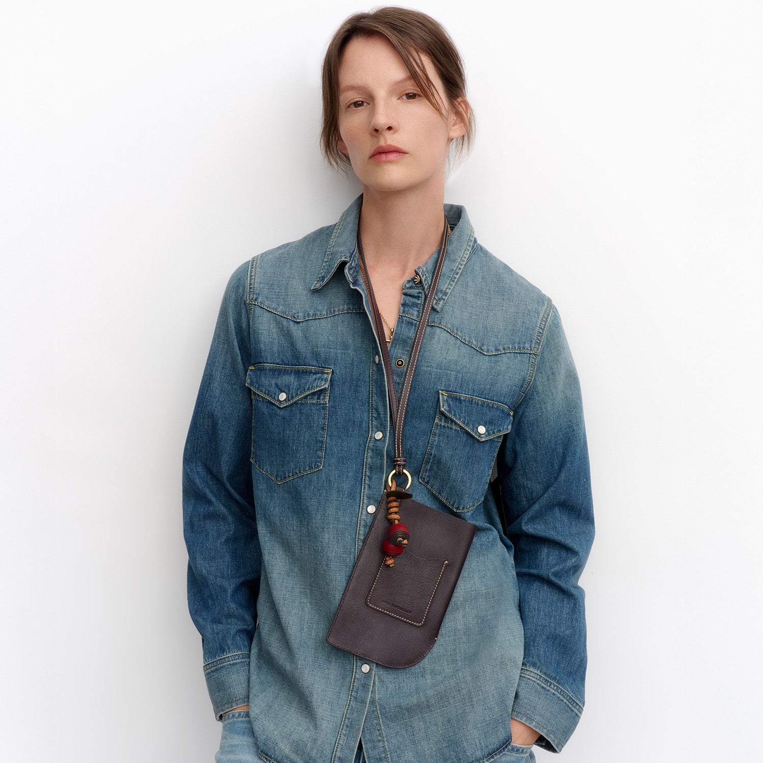 Return To Nature  Strap Phone Pouch -

          
            Natural Grain Leather in Grape -
          

          Anya Hindmarch EU
