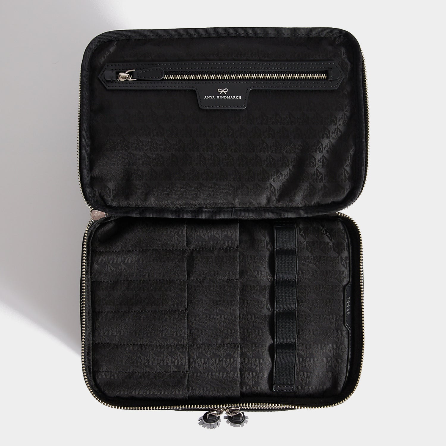 Studs Vanity Kit -

          
            Recycled Satin/Calf Leather in Black -
          

          Anya Hindmarch EU
