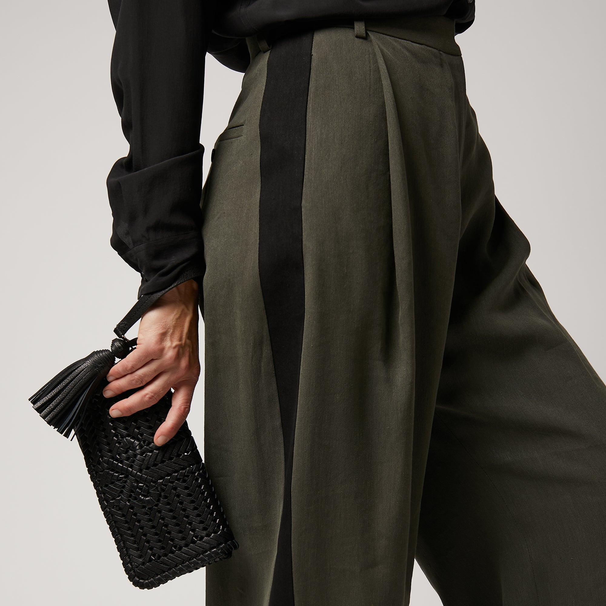 Neeson Tassel Clutch -

                  
                    Capra Leather in Black -
                  

                  Anya Hindmarch EU
