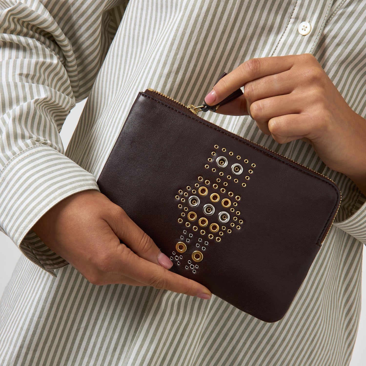 Eyelet Character Zip Loose Pocket -

          
            Smooth Leather in Grape Purple -
          

          Anya Hindmarch EU
