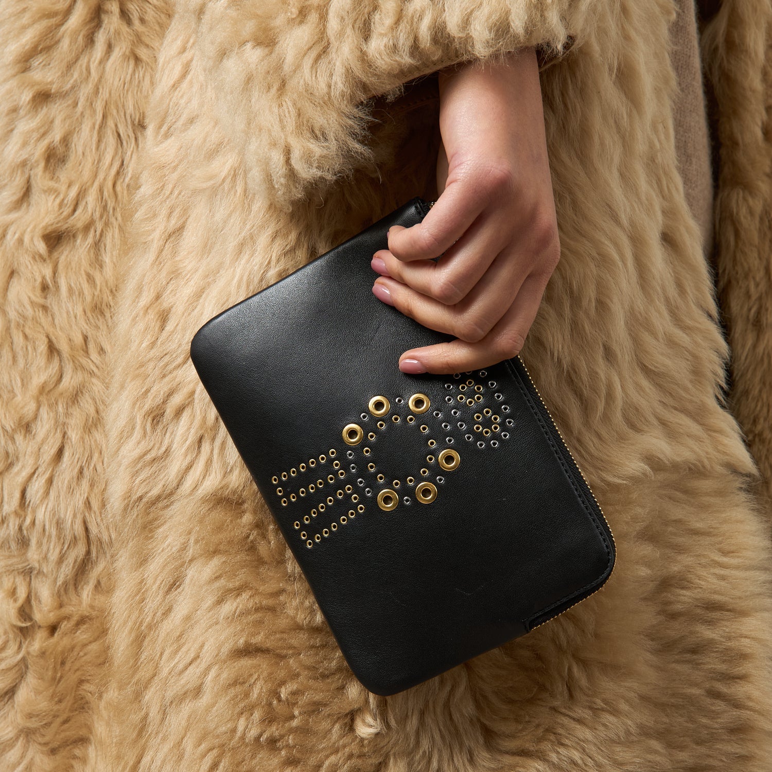 Eyelet Character Zip Loose Pocket -

          
            Smooth Leather in Black -
          

          Anya Hindmarch EU
