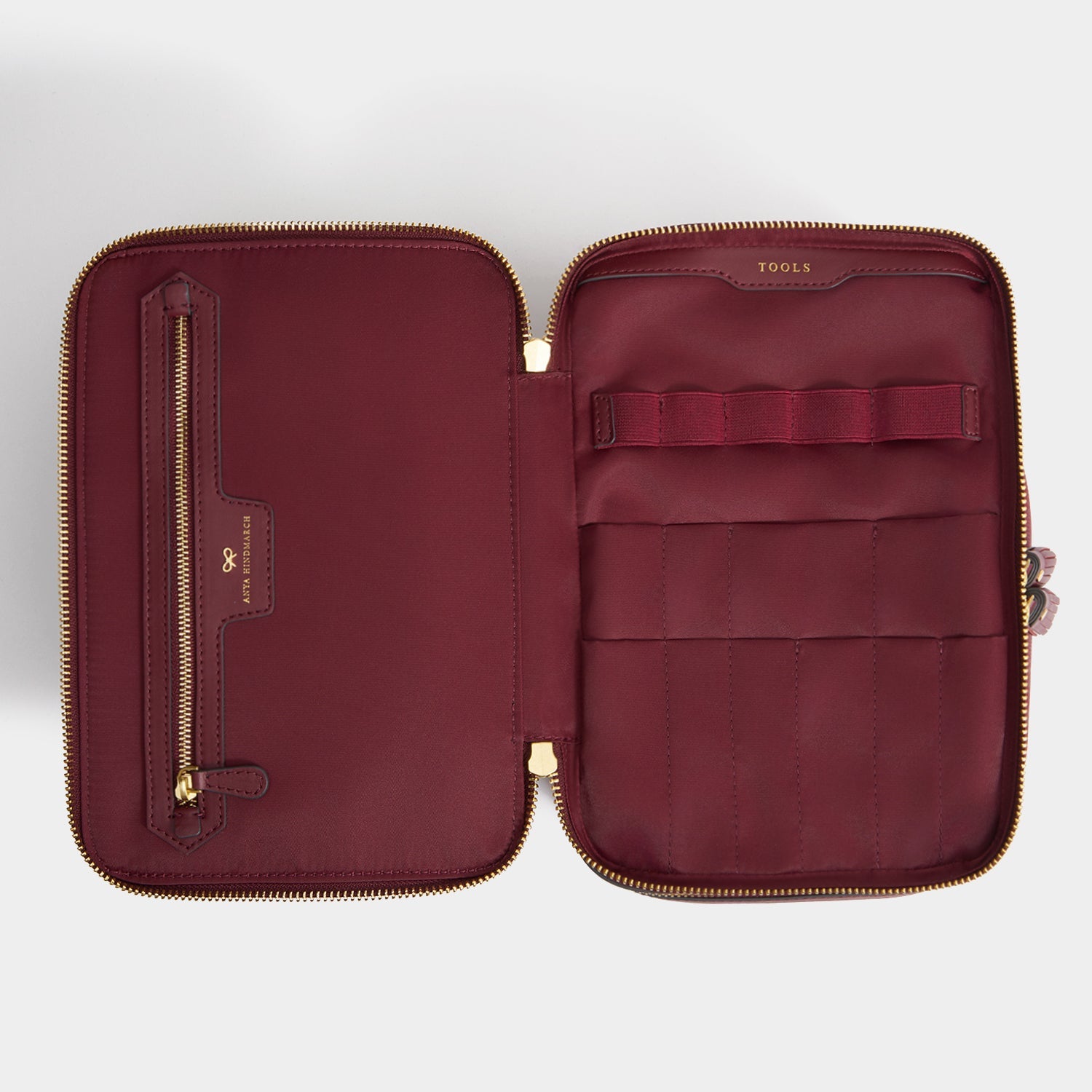 Logo Vanity Kit -

          
            Recycled Nylon in Medium Red -
          

          Anya Hindmarch EU
