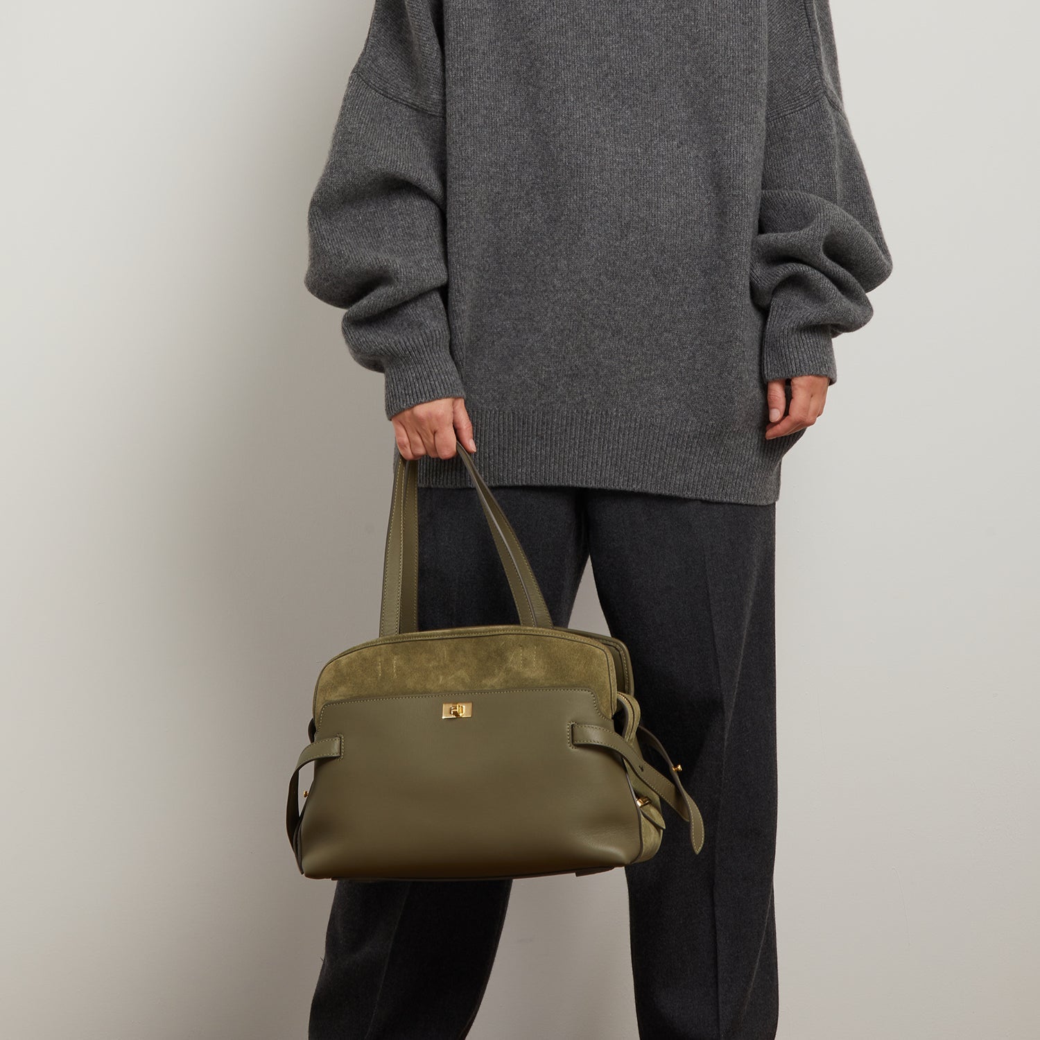 Wilson Shoulder Bag -

                  
                    Calf Leather in Fern -
                  

                  Anya Hindmarch EU
