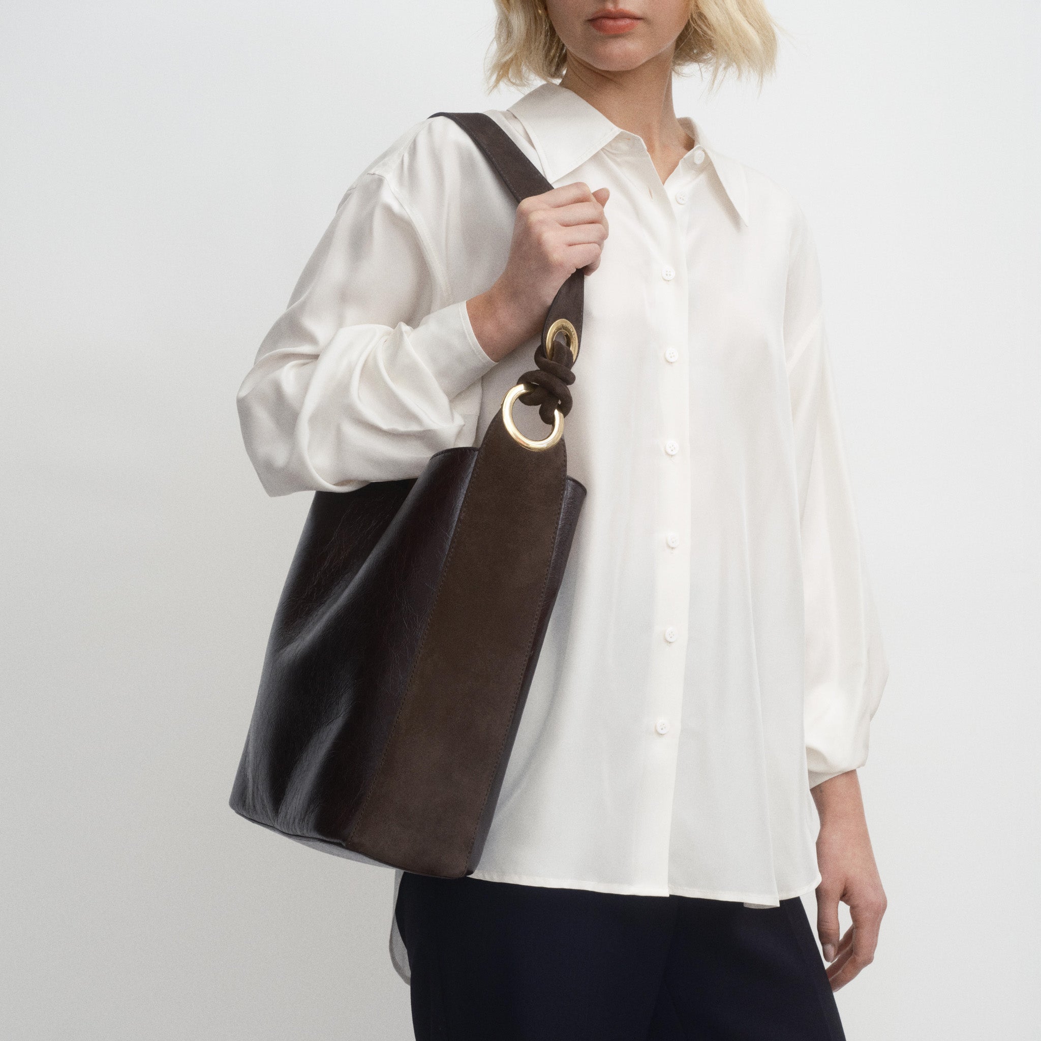 Ringo Chesterfield Shoulder Bag -

          
            Calf leather in Chocolate brown -
          

          Anya Hindmarch EU
