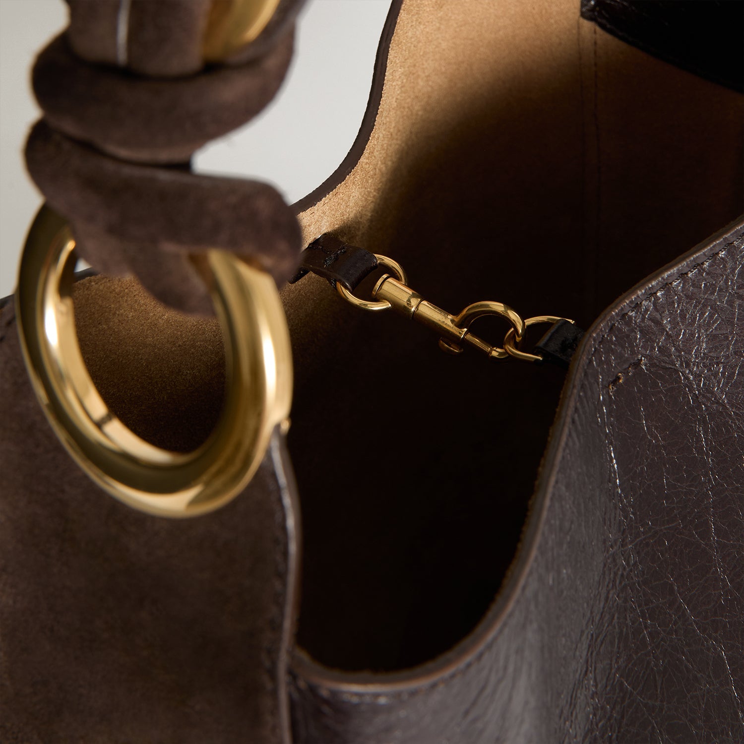 Ringo Chesterfield Shoulder Bag -

          
            Calf leather in Chocolate brown -
          

          Anya Hindmarch EU
