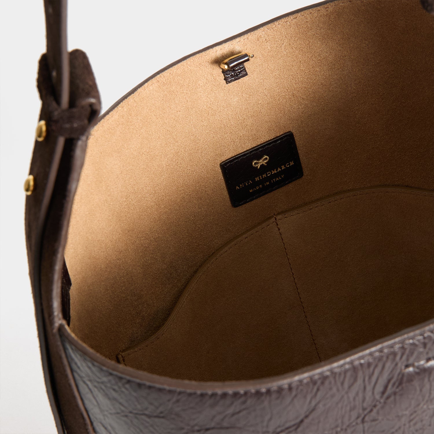 Ringo Chesterfield Shoulder Bag -

          
            Calf leather in Chocolate brown -
          

          Anya Hindmarch EU
