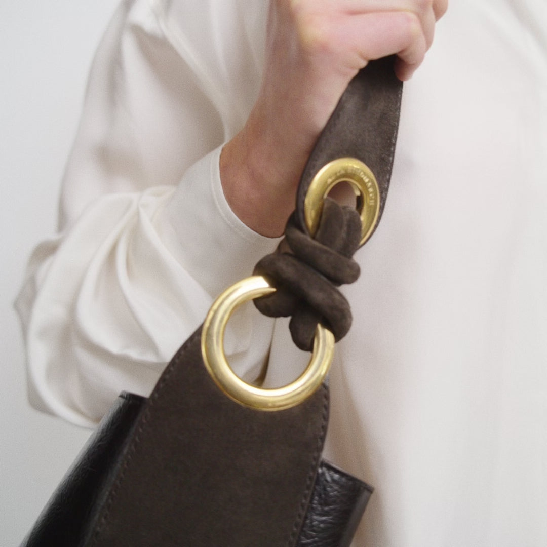 Ringo Chesterfield Shoulder Bag -

          
            Calf leather in Chocolate brown -
          

          Anya Hindmarch EU
