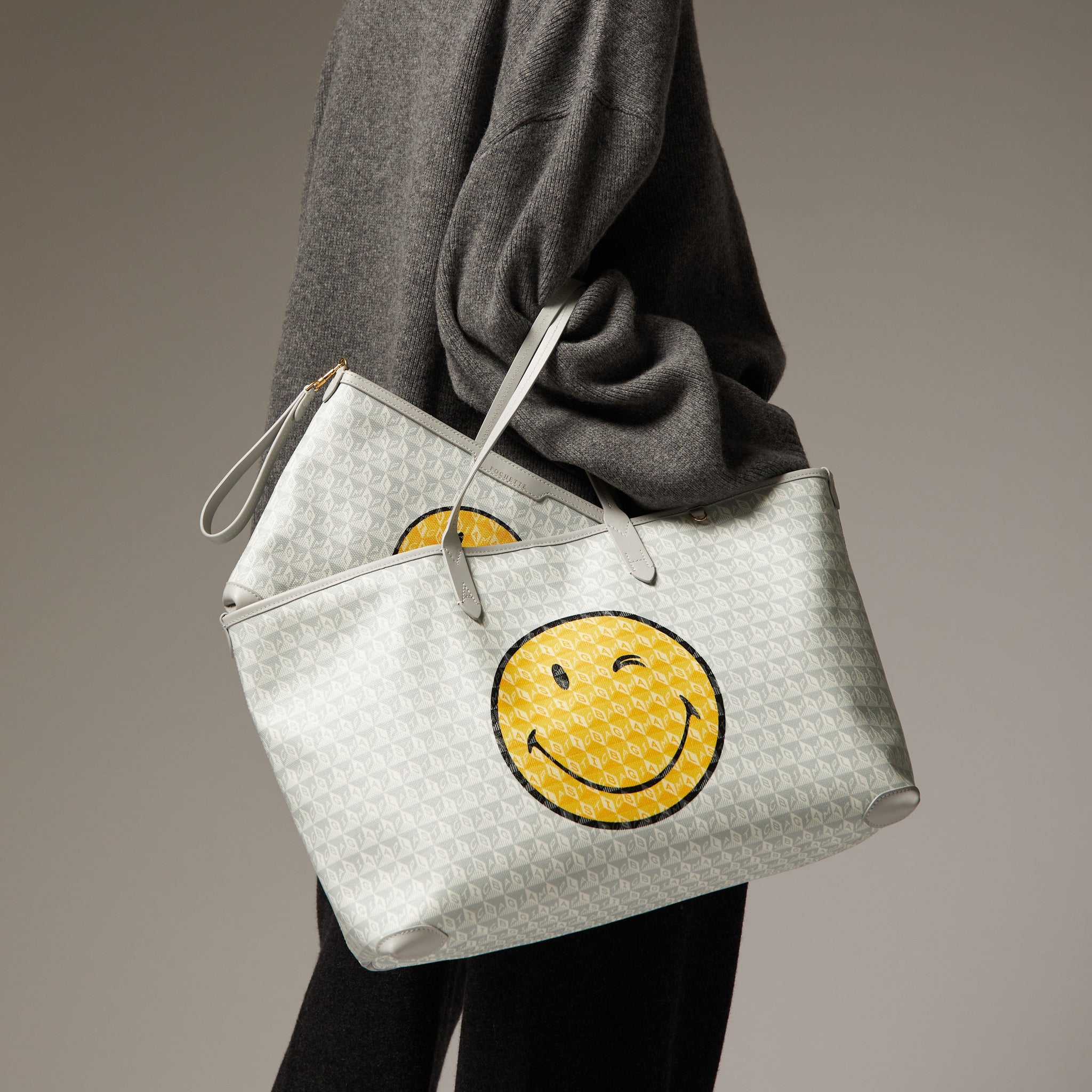 I Am A Plastic Bag Wink Pochette -

                  
                    Recycled Canvas in Frost -
                  

                  Anya Hindmarch EU
