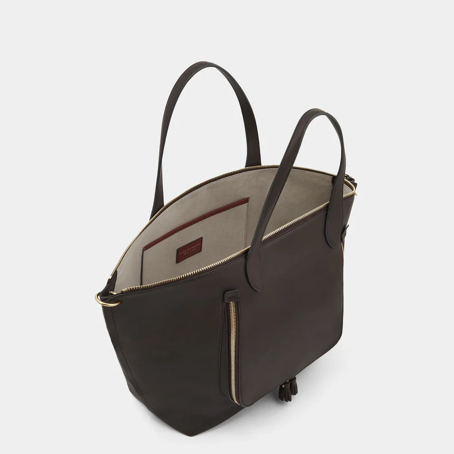 Vere Slouchy Tote -

                  
                    Flat Leather in Coffee -
                  

                  Anya Hindmarch EU
