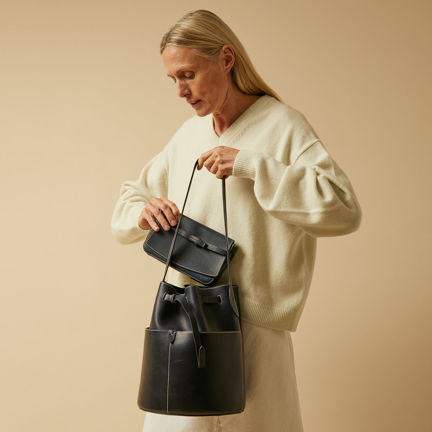Return to Nature Bucket Bag -

                  
                    Compostable Leather in Marine -
                  

                  Anya Hindmarch EU
